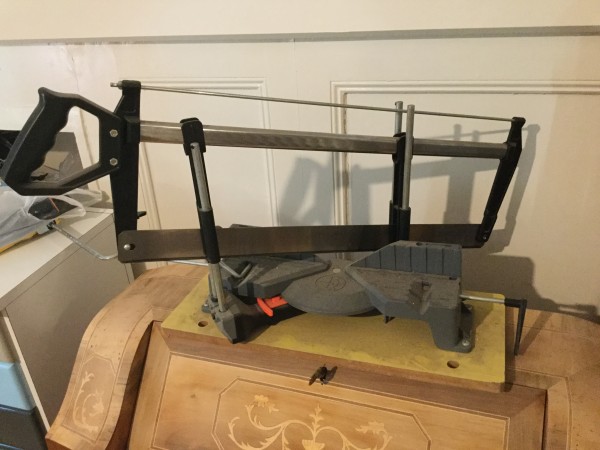 Scie à onglets de précision