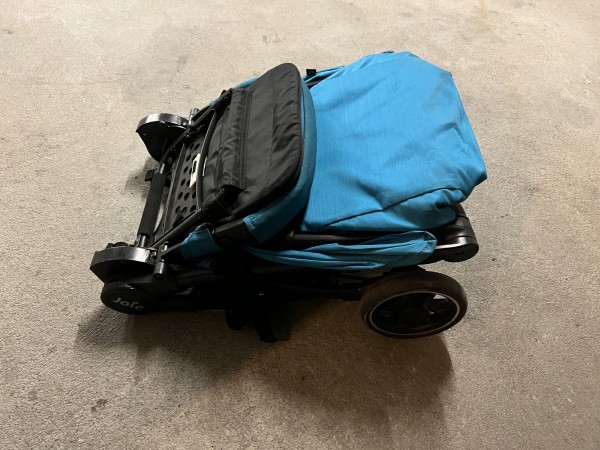 Poussette compacte joie prix à discuter