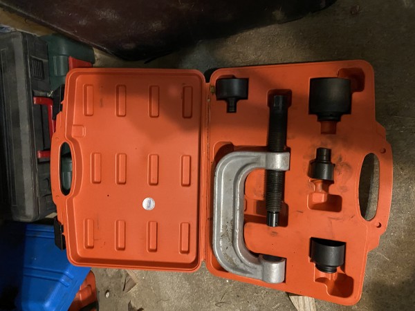 Presse arrache-rotule