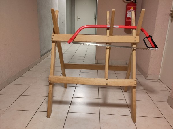 Chevalet avec scie